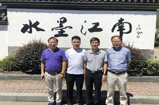 中國林產(chǎn)工業(yè)協(xié)會(huì)地板委員會(huì)呂斌理事長一行蒞臨水墨江南參觀考察（引用公眾號(hào)）